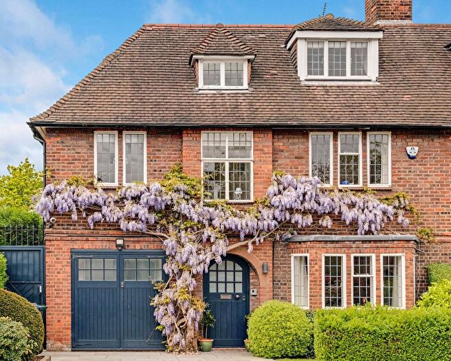 5 Bedroom Semi-Detached House For Sale In Middleway, London, NW11