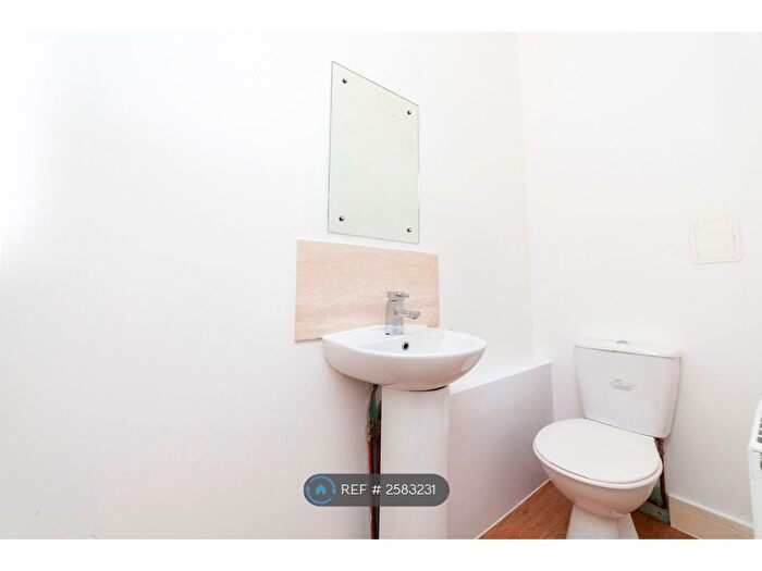 3 Bedroom Flat To Rent In Glengall Road, London, SE15