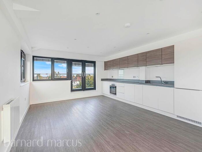 3 Bedroom Flat To Rent In High Road, London, N20