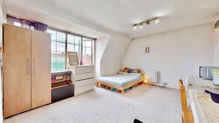 Studio To Rent In Golders Green Road, London, NW11