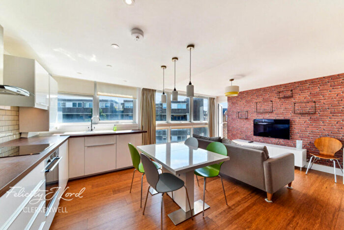2 Bedroom Flat For Sale In The Triangle, Cyrus Street, London, EC1