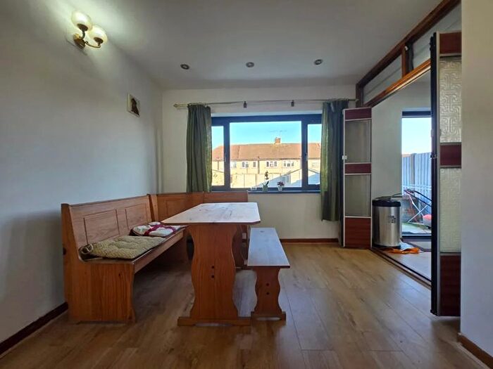 3 Bedroom Property To Rent In Hood Road, Rainham, RM13