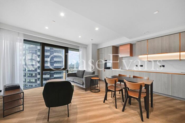 2 Bedroom Flat To Rent In Aspen At Consort Place, Marsh Wall, Canary Wharf, London, E22