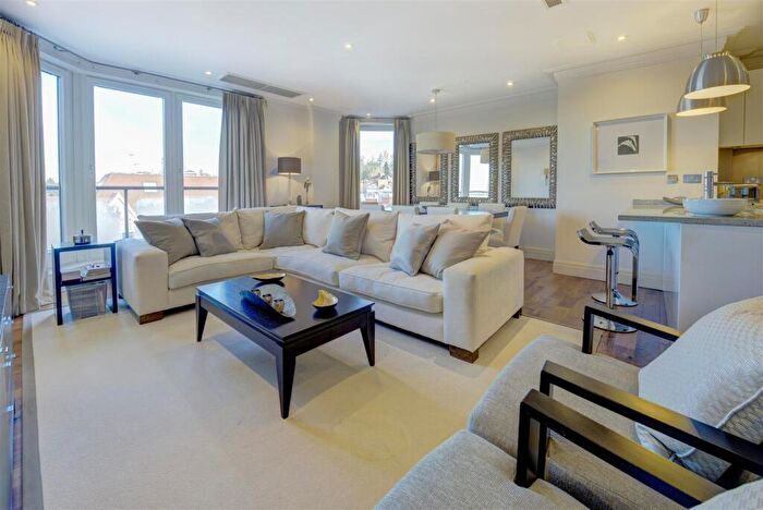 2 Bedroom Apartment For Sale In West Heath Place, NW11