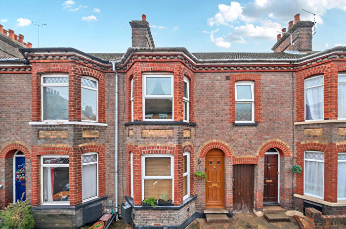 3 Bedroom Terraced House For Sale In Waterlow Road, Dunstable, Bedfordshire, LU6