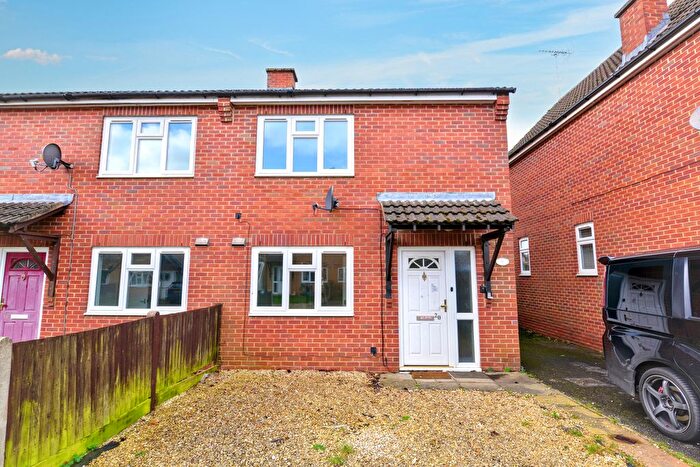 2 Bedroom Semi Detached House For Sale In Poolside Close, Banbury, OX16