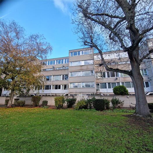 1 Bedroom Flat To Rent In Mountbatten Square, Windsor, SL4