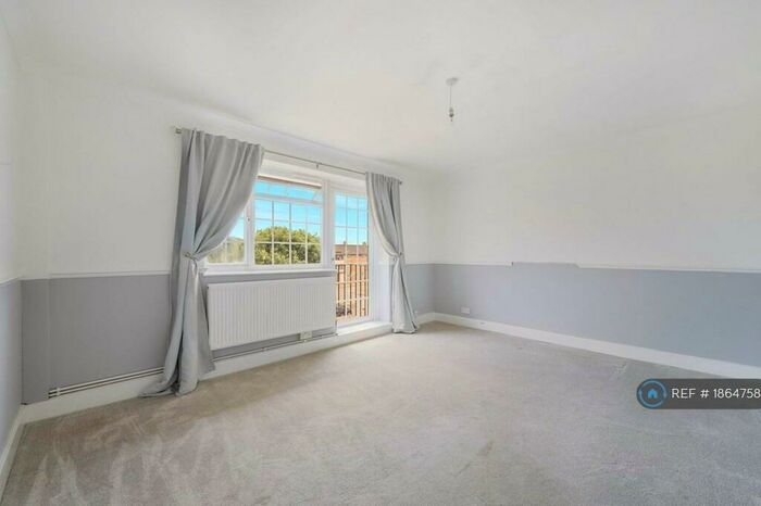 2 Bedroom Flat To Rent In Morden Close, Tadworth, KT20
