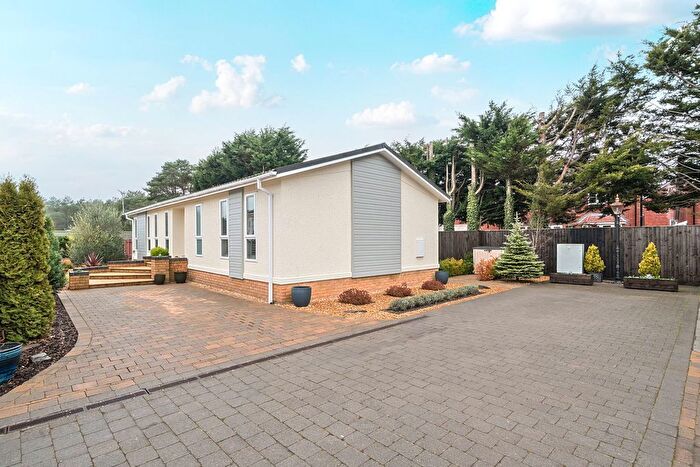 2 Bedroom Mobile/park Home For Sale In Rose Way, Oakwood Court, Bordon, Hampshire, GU35