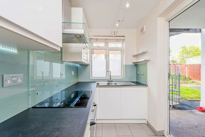 2 Bedroom Flat To Rent In Hainault Road, London, E11