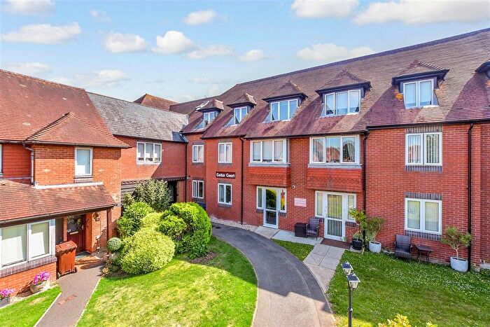 2 Bedroom Flat For Sale In Woodbury Lane, Tenterden, Kent, TN30