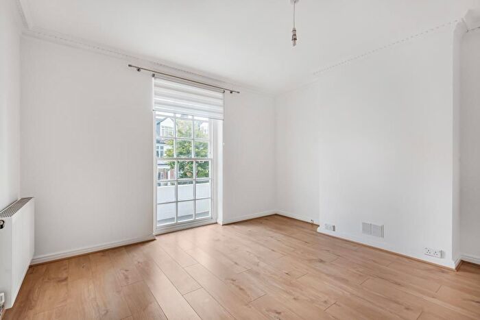 3 Bedroom Flat To Rent In Sheen Lane, East Sheen, SW14