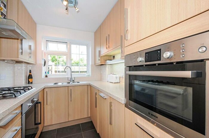 2 Bedroom Flat To Rent In Lammas Court, Windsor, SL4