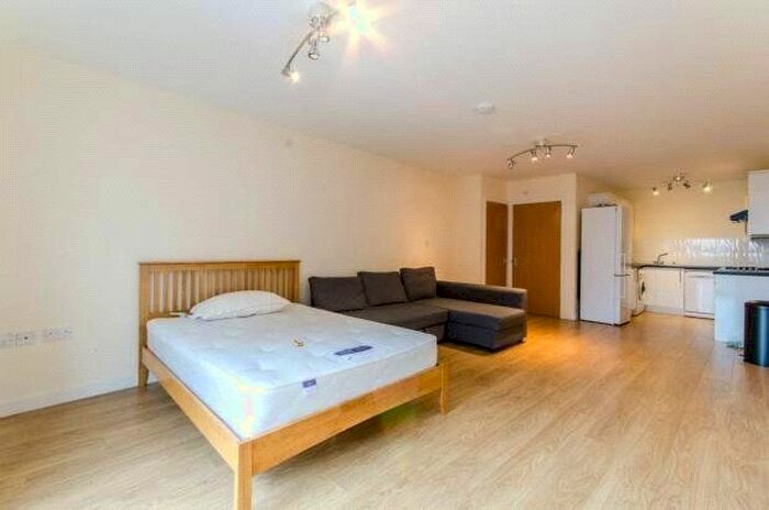 Studio To Rent In High Road, North Finchley, London, N12