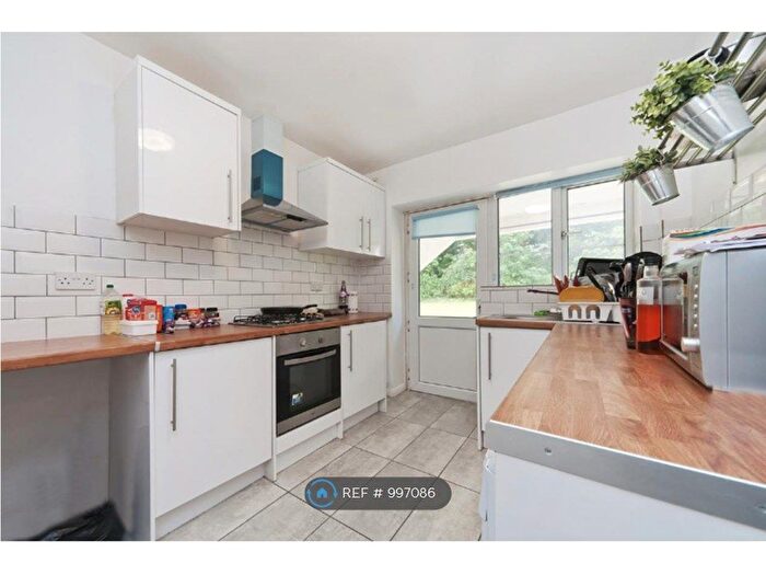 2 Bedroom Flat To Rent In Amblecote Road, Grove Park, SE12