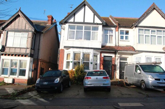 1 Bedroom Flat For Sale In Manor Road, Westcliff On Sea, SS0