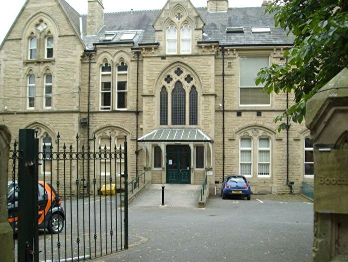 2 Bedroom Flat To Rent In Halifax Road, Dewsbury, WF13