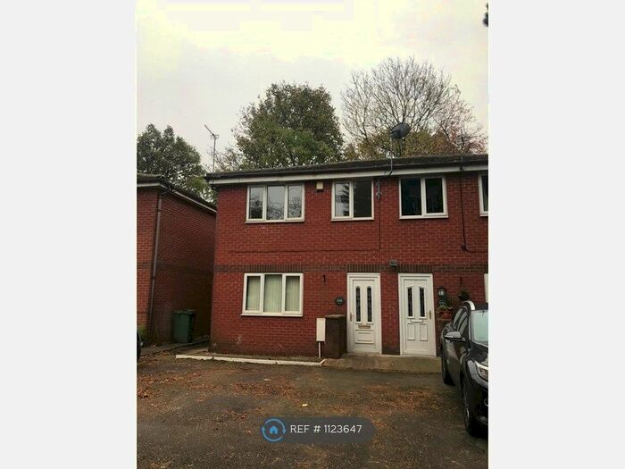 3 Bedroom Semi-Detached House To Rent In Springbank Street, Oldham OL8