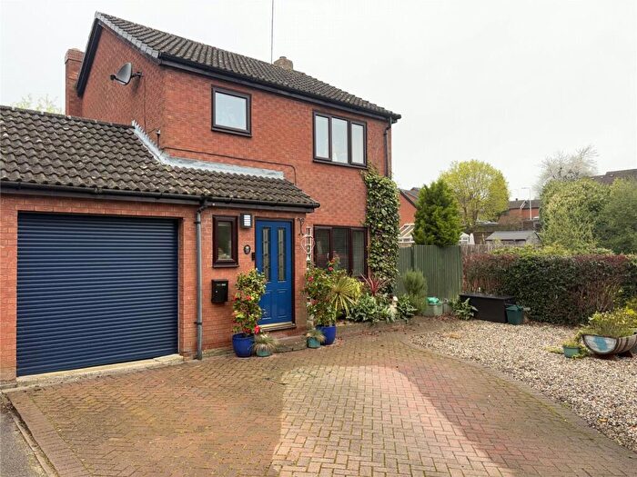 3 Bedroom Link Detached House For Sale In Hawksworth Road, Burghfield Common, Reading, Berkshire, RG7