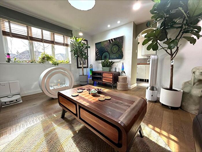 2 Bedroom Flat For Sale In Chiswell Court, Watford, WD24