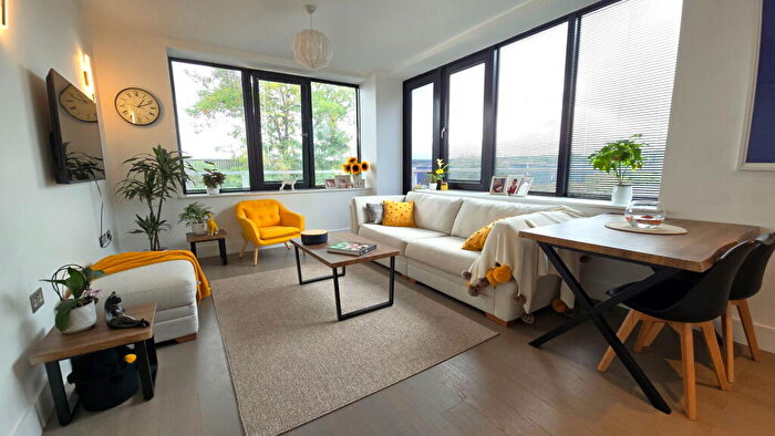 2 Bedroom Flat For Sale In Weir House, Overbridge Square, Newbury, RG14