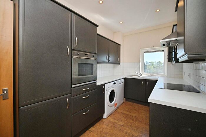 2 Bedroom Flat For Sale In Ravenscroft, Broxbourne, EN10