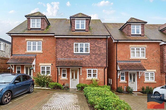 3 Bedroom Semi-Detached House For Sale In Irwin Grove, Basingstoke, RG21