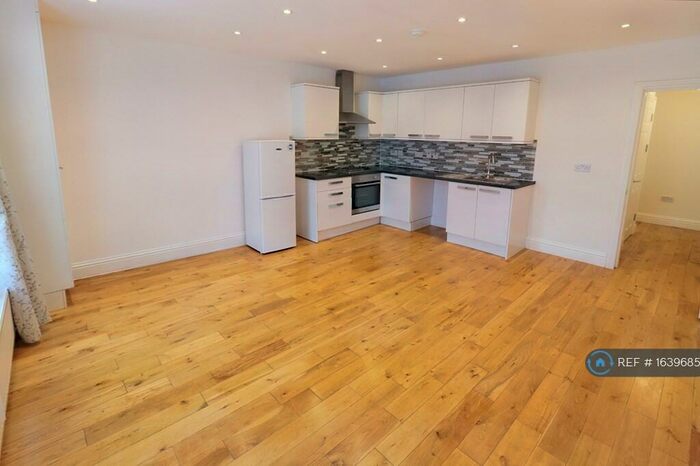 2 Bedroom Flat To Rent In Albert Road, St. Mary Cray, Orpington, BR5