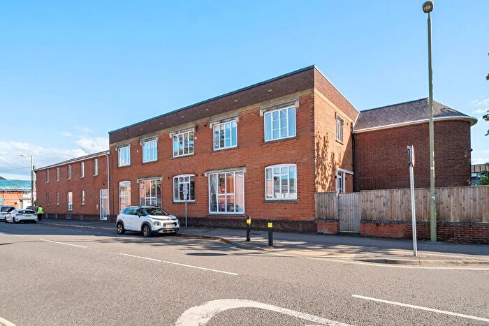 2 Bedroom Flat To Rent In Queens Road, Farnborough, Hampshire, GU14