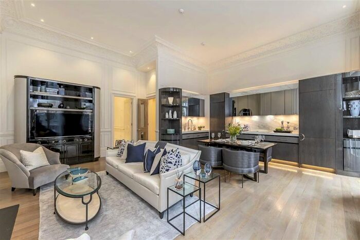 2 Bedroom Flat To Rent In Ennismore Gardens, London, SW7