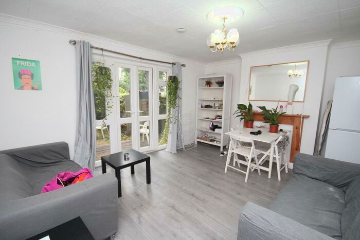 3 Bedroom Flat To Rent In Evelyn Walk, Hoxton, London, N1