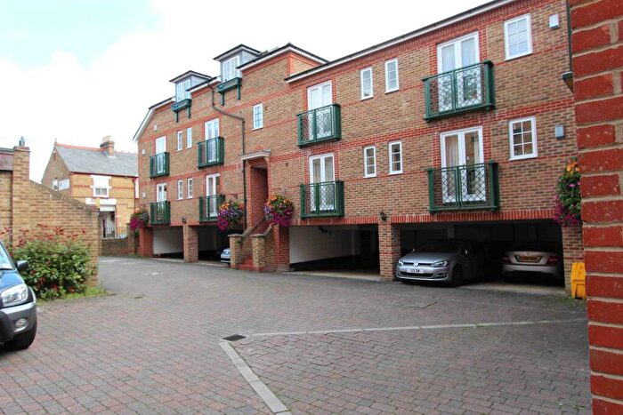 2 Bedroom Flat To Rent In Windsor, Temple Gate - Unfurnished, SL4