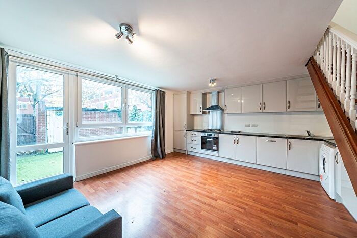 3 Bedroom Maisonette To Rent In Westbridge Road, London, SW11