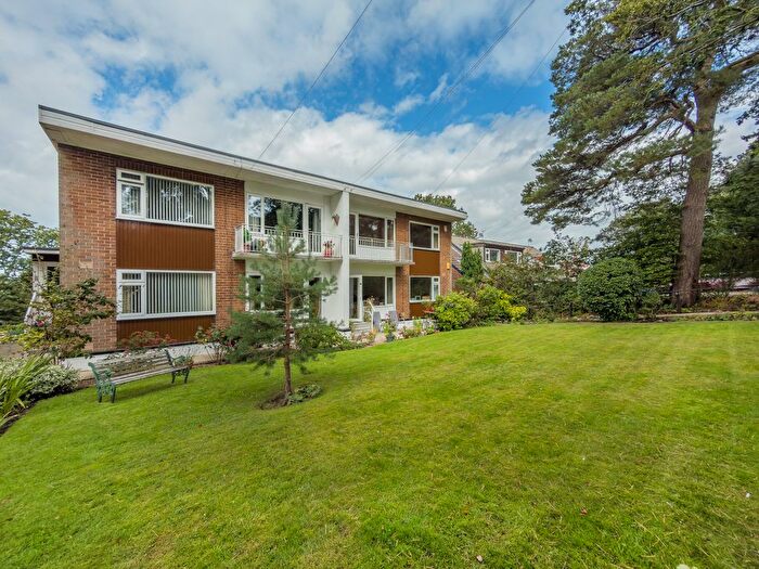 2 Bedroom Flat For Sale In Hillcrest Rise, Leeds, LS16