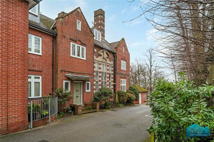2 Bedroom Apartment For Sale In Aldermans Hill, London, N13
