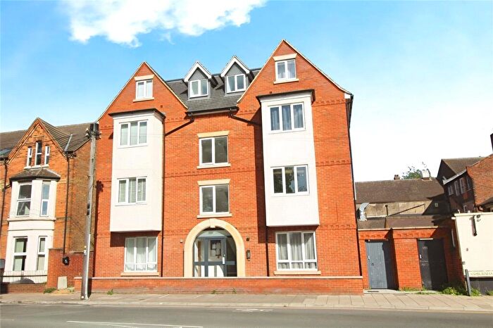 2 Bedroom Flat To Rent In Ashburnham Road, Bedford, Bedfordshire, MK40