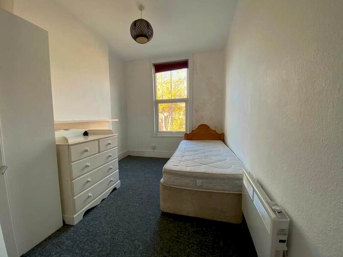 4 Bedroom Flat To Rent In Mitcham Lane, London, SW16