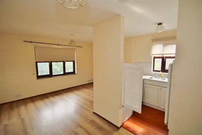 1 Bedroom Flat To Rent In Lowry Crescent, Mitcham, CR4