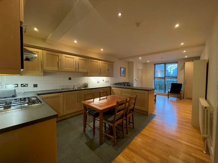 3 Bedroom Flat To Rent In Grosvenor Terrace, London, SE5