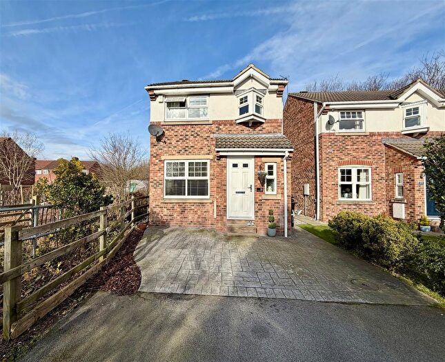 3 Bedroom Detached House For Sale In Grange Park Close, Allerton Bywater, Castleford, WF10