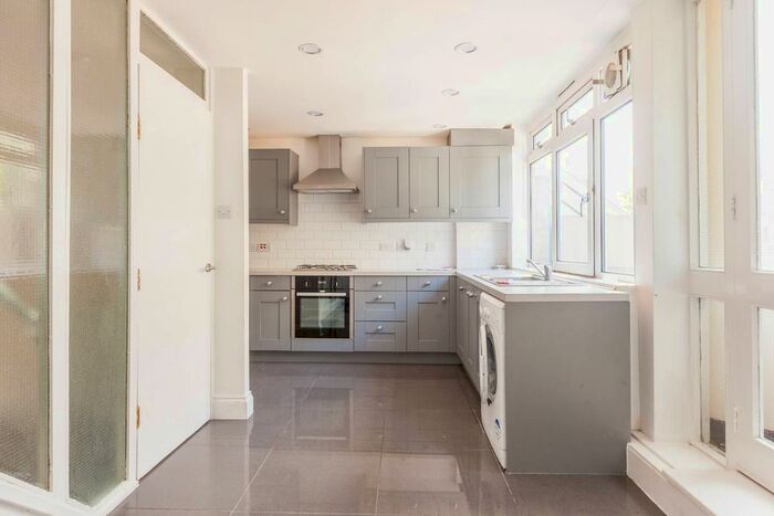 3 Bedroom Maisonette To Rent In Stockwell Park Road, Brixton, London, SW9