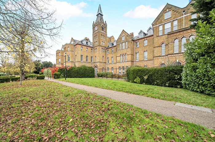 2 Bedroom Flat For Sale In Florence Way, Knaphill, Woking, Surrey, GU21