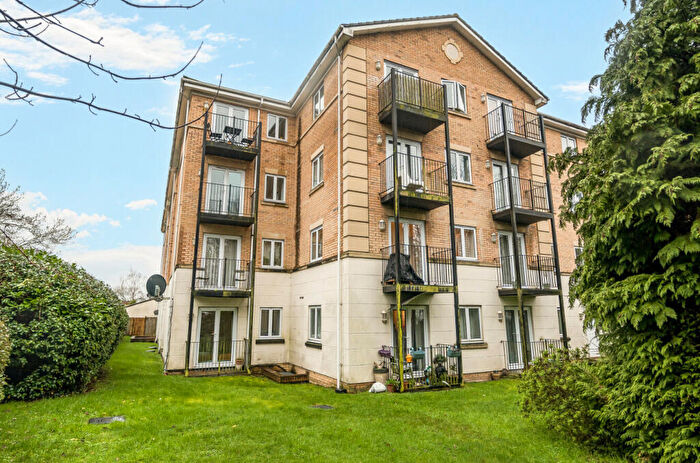 2 Bedroom Flat For Sale In The Dell, Southampton, Hampshire, SO15