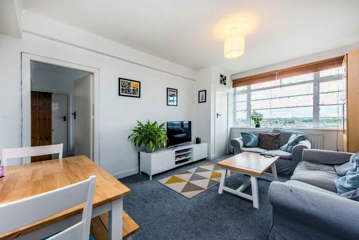 2 Bedroom Flat To Rent In Balham High Road, London, SW17
