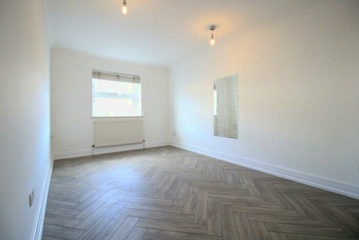 Studio To Rent In Bethnal Green Road, London, E2