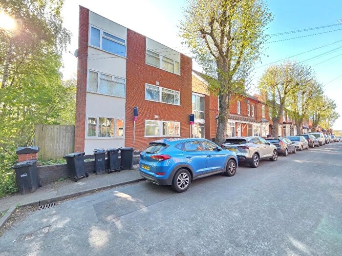 2 Bedroom Flat To Rent In Melbourne Road, Halesowen, West Midlands, B63