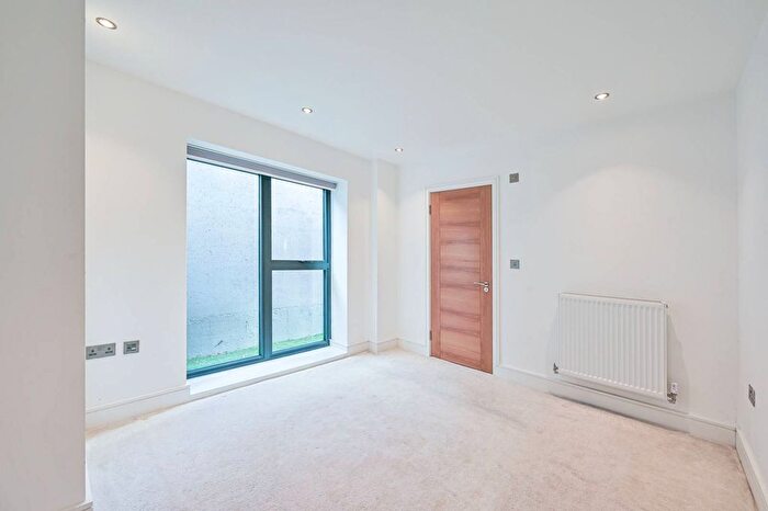3 Bedroom Flat To Rent In Claybury, Bushey, WD23