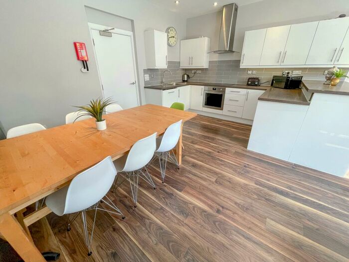 8 Bedroom Apartment To Rent In Duke Street, L1