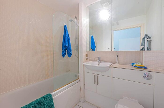 2 Bedroom Flat To Rent In Constable House, Canary Wharf, London, E14
