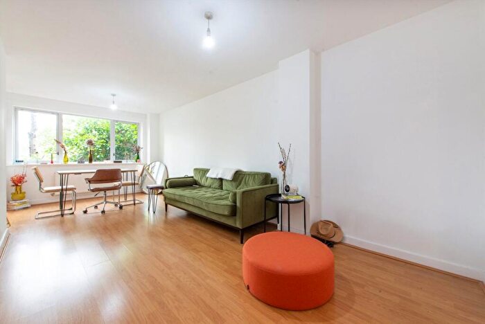2 Bedroom Flat For Sale In Shacklewell Lane, Hackney, E8
